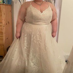 David's Bridal 9WG3975 Wedding Dress (size 20/22) [only worn once!]